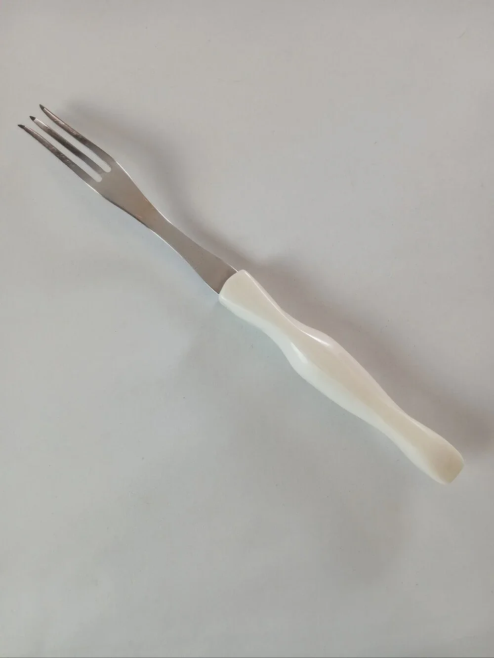 Cutco 1726 KG 3-Pronged Turning Fork With White Pearl Colored Handle